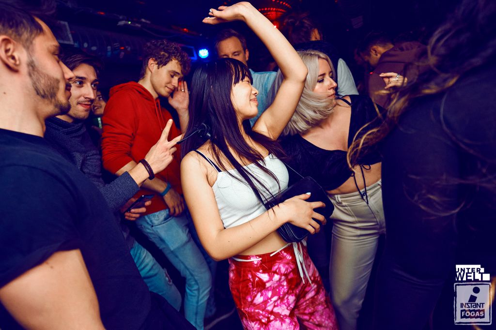 Party képek 2021.11.27. | Instant