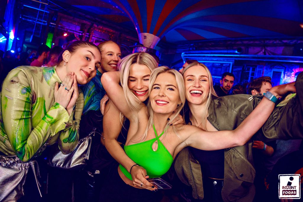 Party képek 2022.03.19. | Instant
